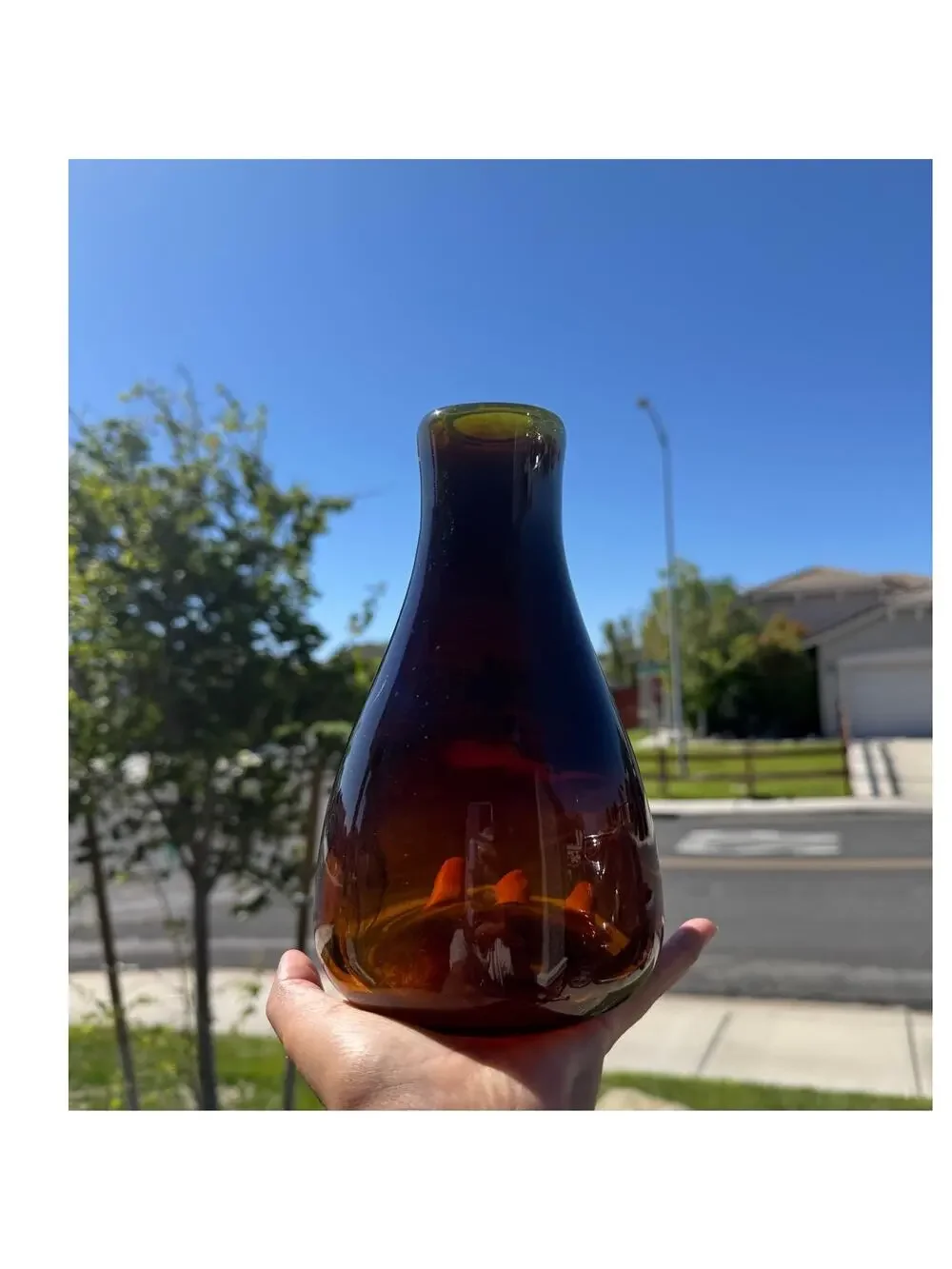 Vintage handblown glass vase signed Williams 77 teardrop" or "bud" vase - Picture 2 of 16